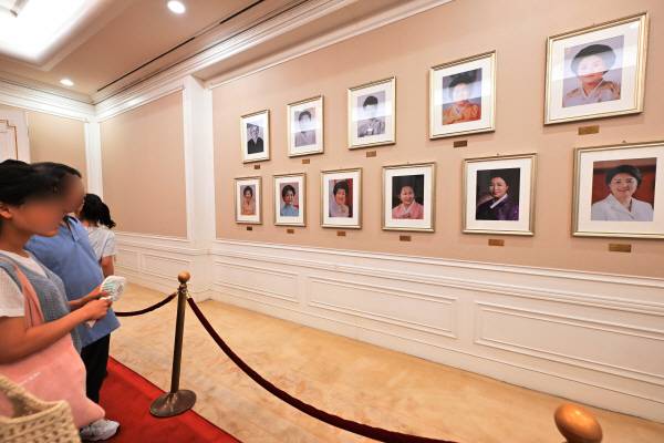 최근 찾은 청와대 본관 무궁화실. 역대 영부인 사진들이 게첩돼 있지만 김건희 여사의 사진은 보이지 않는다. 김정록 기자
