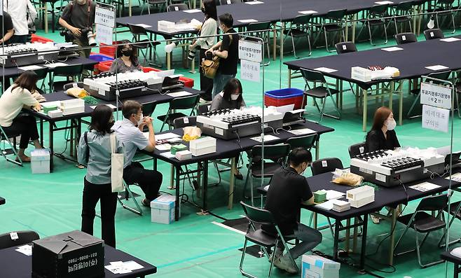 Election commission staffers check tallying equipment at the Seoul National University Gymnasium in Gwanak District, southern Seoul, on the eve of the June 1, 2022, local elections. [NEWS1]