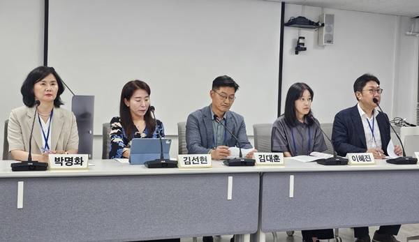 대한노인신경의학회가 ‘치매 환자를 위한 완화의료와 호스피스, 어떻게 준비해야 하는가’를 주제로 4일 국립중앙의료원에서 ‘2025 정책 심포지엄’을 주최했다. 이날 심포지엄에는 김대훈 대한노인신경의학회 완화의료특별위원장, 이혜진 분당서울대병원 가정의학과 교수, 임현국 가톨릭대여의도성모병원 뇌건강센터 교수, 박명화 충남대학교 간호대학 교수, 김선현 가톨릭관동대국제성모병원 건강증진센터장이 패널로 참석했다. 이찬종 기자&nbsp;