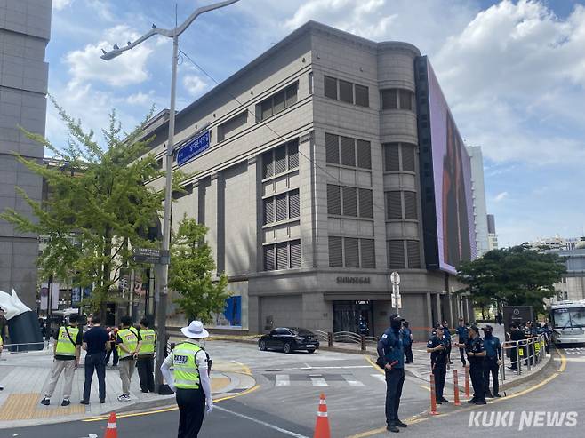 서울 명동 신세계백화점 본점이 5일 오후 3시경 테러 신고로 통제되고 있다. 심하연 기자