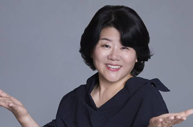 영화 ‘좀비딸’에서 사랑스러운 할머니 밤순을 연기한 배우 이정은. 그는 “영화 한 편의 흥행으로 한국영화의 부활을 만드는 건 기적 같은 일이라고 생각한다”며 “경쟁작들도 다 같이 흥하는 여름이 됐으면 좋겠다”고 전했다. NEW 제공