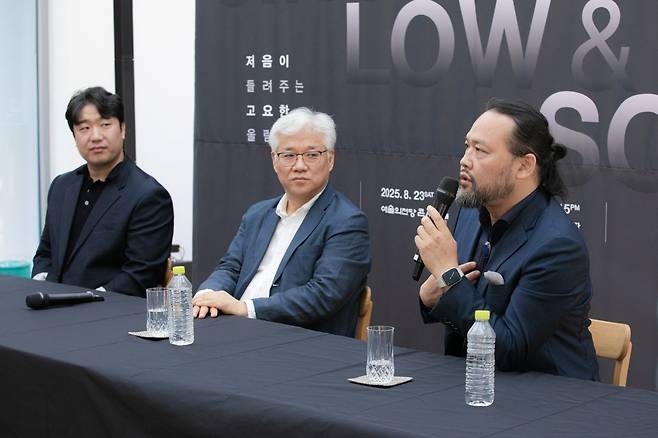 한국을 대표하는 저음 가수 3인방인 바리톤 김기훈(왼쪽부터), 베이스 연광철 그리고 베이스바리톤 사무엘 윤이 5일 서울 종로구 뮤지엄한미 삼청에서 열린  ‘싱 로우 앤 소프트’ 공연 기자간담회에서 이야기하고 있다.      (c)아트앤아티스트