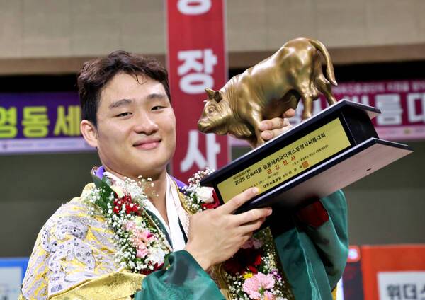 5일 충북 영동체육관서 열린 2025 민속씨름 영동세계국악엑스포장사씨름대회 남자부 금강급에서 우승한 김기수(수원특례시청)가 우승 트로피를 들고 기념촬영을 하고 있다. 대한씨름협회 제공