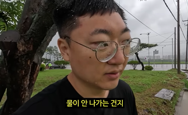 수해복구 현장을 찾은 김선태 주무관. [사진 = 충주시유튜브]