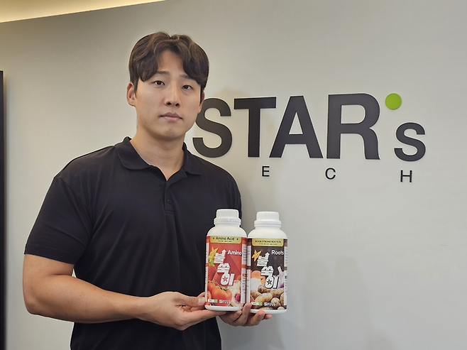 양승찬 스타스테크 대표가 서울 구로구 본사에서 버려지는 불가사리로 개발한 친환경 제설제를 설명하고 있다.