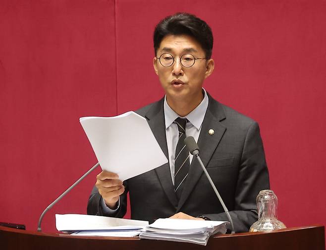 노종면 더불어민주당 의원이 5일 국회 본회의장에서 방송법 일부개정법률안과 관련해 무제한 토론을 하고 있다.  연합뉴스