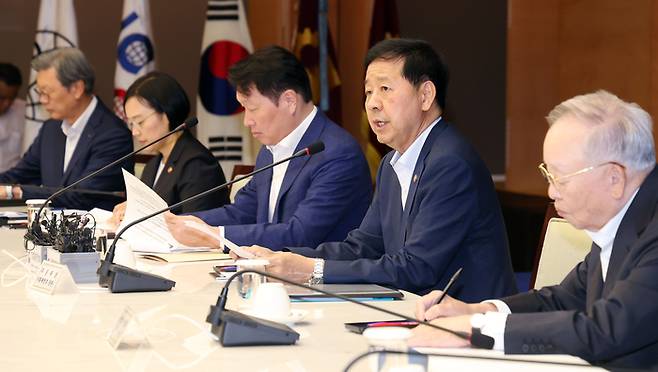 구윤철 경제부총리 겸 기획재정부 장관이 5일 서울 중구 대한상공회의소에서 경제단체장들이 참석한 가운데 열린 성장 전략 TF 첫 회의를 주재하고 있다. 왼쪽부터 김창범 한국경제인협회 부회장, 한성숙 중소벤처기업부 장관, 최태원 대한상공회의소 회장, 구 부총리, 손경식 한국경영자총협회 회장. 이충우 기자