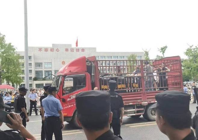 시위대 체포해 사용된 가축 운반용 트럭 [사진출처=엑스]