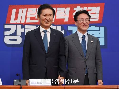 정청래 더불어민주당 신임 대표가 5일 서울 여의도 국회에서 김민석 국무총리를 예방하고 있다.  2025.8.5 [한주형기자]