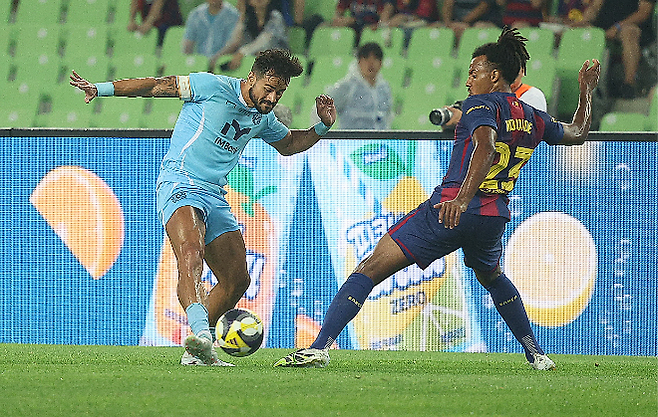 FC Barcelona 2025 Asia Tour Edition Daegu FC and FC Barcelona held at Daegu Stadium on the 4th. Daegu FC Ceszingya is fighting with FC Barcelona Jean Kunde. Photo = Provided by Yonhap News