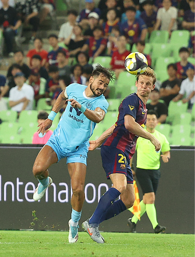 FC Barcelona 2025 Asia Tour Edition Daegu FC and FC Barcelona held at Daegu Stadium on the 4th. In the first half, Daegu FC Sejingya and FC Barcelona Frenki The Yong are competing. Photo = Provided by Yonhap News