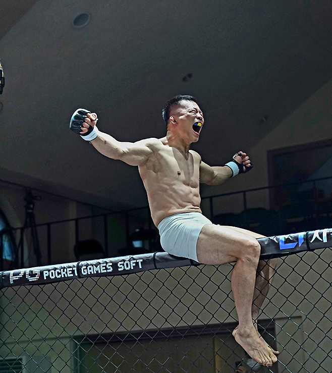 대한민국 UFC 7호 파이터 ‘코리안 불도저’ 남의철이 2025년 8월 경기도 오산시 블랙컴뱃 라이즈 7 메인이벤트 한일전을 이긴 후 6년 만의 종합격투기 승리에 감격하고 있다. 10년 만의 페더급 출전을 위해 16㎏을 감량했다. 사진=이데아 파라곤 제공