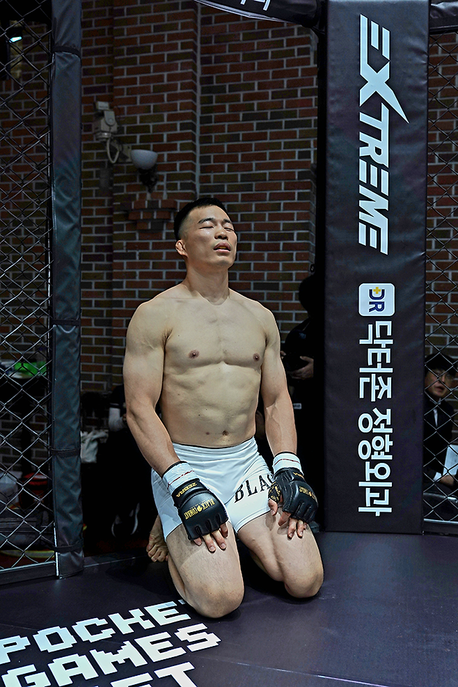 대한민국 UFC 7호 파이터 ‘코리안 불도저’ 남의철이 2025년 8월 경기도 오산시 블랙컴뱃 라이즈 7 메인이벤트 페더급 한일전 시작에 앞서 평정심을 유지하고 있다. 사진=이데아 파라곤 제공