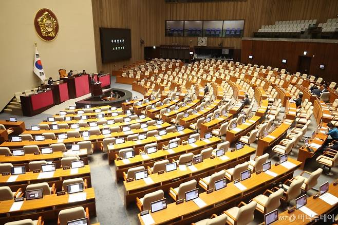 [서울=뉴시스] 조성봉 기자 = 노종면 더불어민주당 의원이 5일 오전 서울 여의도 국회에서 열린 제427회국회(임시회) 제3차 본회의에서 방송3법 찬성 필리버스터(무제한토론)를 하고 있는 가운데 여야 의원들의 빈자리가 눈에 띄고 있다. 2025.08.05. suncho21@newsis.com /사진=조성봉