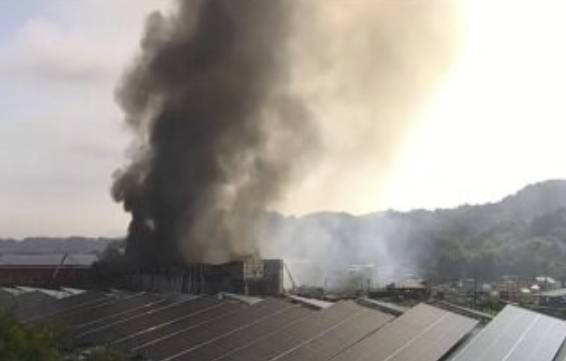 5일 오전 충남 홍성 광천김 공장에서 화재가 발생해 5시간 여 만에 불길이 잡혔다. 인근 도로에서 확인된 화재 모습./사진=뉴스1(경찰청 도시교통정보센터)