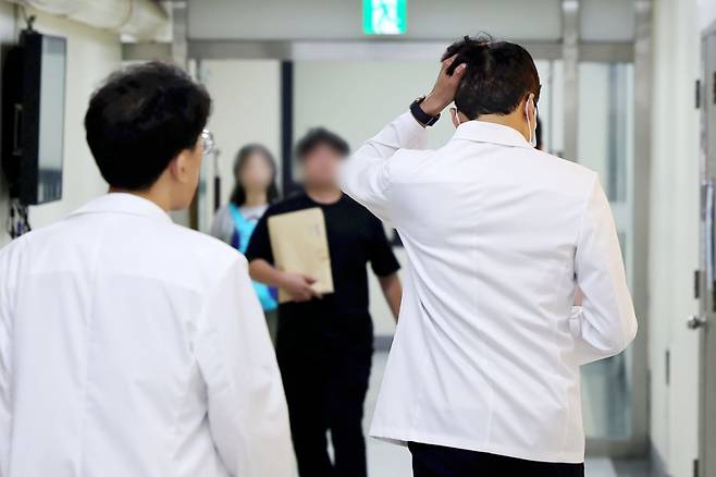 의정갈등으로 병원을 떠났던 전공의들이 복귀 논의에 앞서 수련 환경 개선과 수련 연속성 보장 등 대정부 3대 요구안을 확정한 가운데 지난달 21일 서울 시내 한 대학병원에서 의료진들이 이동하고 있다. /사진=뉴시스