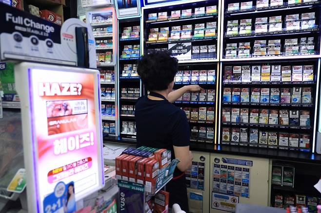 2026년도 최저임금이 올해(1만 30원)보다 2.9% 오른 1만 320원으로 결정된 가운데 11일 서울 시내 편의점에서 직원이 담배를 정리하고 있다. 2008년 이후 17년 만에 사용자위원과 근로자위원, 공익위원 합의로 내년도 최저임금이 결정됐다. 2025.7.11/뉴스1 Copyright (C) 뉴스1. All rights reserved. 무단 전재 및 재배포, AI학습 이용 금지. /사진=뉴스1