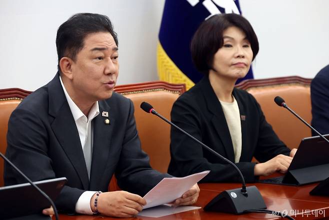 [서울=뉴시스] 조성봉 기자 = 김병기 더불어민주당 원내대표가 5일 오전 서울 여의도 국회에서 열린 원내대책회의에서 발언을 하고 있다. 2025.08.05. suncho21@newsis.com /사진=조성봉
