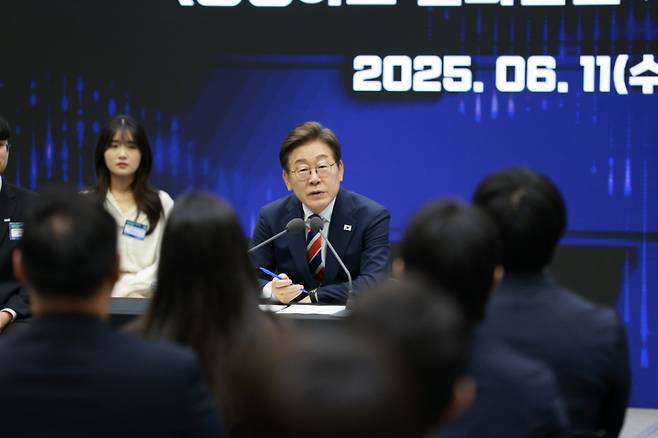 이재명 대통령이 11일 서울 영등포구 한국거래소에서 열린 주식시장 불공정거래 근절을 위한 현장 간담회에서 참석자의 질문에 답하고 있다./사진제공=뉴시스