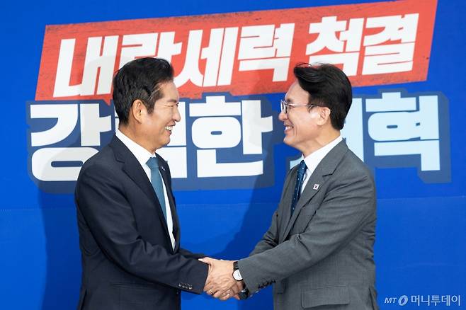 (서울=뉴스1) 이승배 기자 = 정청래 더불어민주당 대표가 5일 오전 서울 여의도 국회 당대표 회의실에서 김민석 국무총리를 접견하고 있다. 2025.8.5/뉴스1  Copyright (C) 뉴스1. All rights reserved. 무단 전재 및 재배포,  AI학습 이용 금지. /사진=(서울=뉴스1) 이승배 기자