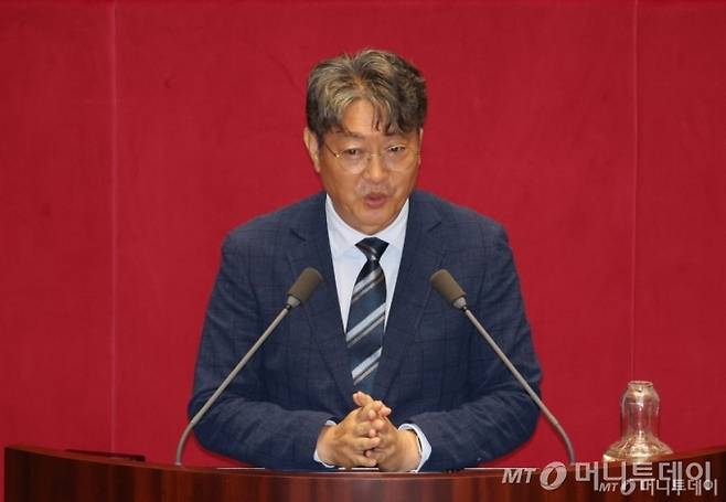 이춘석 신임 국회 법제사법위원장이 27일 서울 여의도 국회에서 열린 제426회 국회(임시회) 제3차 본회의에서 당선인사를 하고 있다./사진=뉴시스