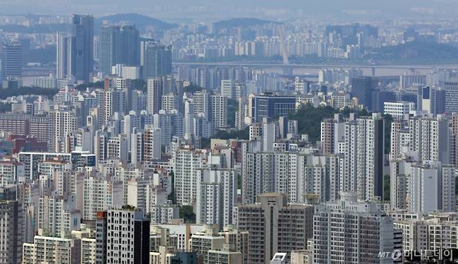 (서울=뉴스1) 김명섭 기자 = 정부의 6·27 부동산 대출 규제로 시장 내 유동성이 위축되며 서울 아파트값 상승세가 4주 연속 줄었다. 전세가격은 25주째 오름세를 이어갔다.  24일 한국부동산원에 따르면, 7월 셋째주(21일 기준) 서울 아파트 매매가격은 평균 0.16% 올랐다. 다만 전주(0.19%) 대비 오름폭이 축소됐다. 사진은 이날 서울 남산에서 바라본 서울 시내 아파트 모습. 2025.7.24/뉴스1  Copyright (C) 뉴스1. All rights reserved. 무단 전재 및 재배포,  AI학습 이용 금지. /사진=(서울=뉴스1) 김명섭 기자