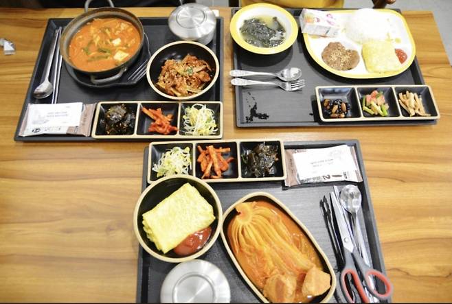 자신을 소식좌라 소개한 한 누리꾼이 어린이 정식을 시켜 직원에게 면박을 들었다는 사연을 두고 의견 차가 발생했다. 사진은 5일 온라인 커뮤니티 사진의 일부. /사진=온라인커뮤니티 캡처