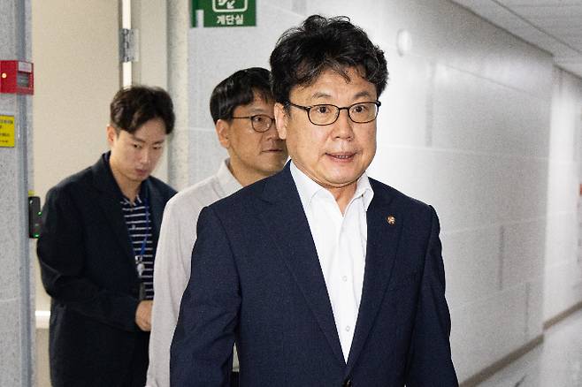 진성준 의원은 정부 개편안에 대한 추가적인 찬성 입장을 내놓지 않고 있다. 사진은 지난달 29일 서울 여의도 국회 의원회관에서 열린 세제개편안 논의를 위한 당정협의에 참석하는 진 의원. /사진=뉴스1