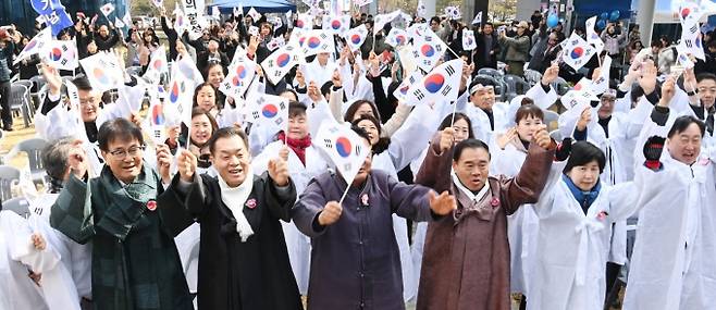 지난 삼일절 행사에서 이재준 수원시장(앞줄 왼쪽에 두 번째) 등 참석자들이 만세삼창하는 모습. /사진제공=수원시