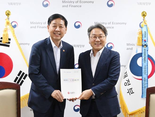 강기정 광주광역시장이 5일 정부서울청사에서 구윤철 경제부총리 겸 기획재정부 장관에게 내년도 광주시 주요 현안사업을 건의한 뒤 기념촬영을 하고 있다./시진= 광주시