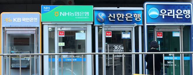 하나은행은 대출모집인을 통해 9월 중 실행 예정인 주담대와 전세대출 신규 접수를 받지 않는다. 사진은 서울 시내 시중은행 ATM기 앞으로 시민들이 지나가고 있다. /사진-뉴시스