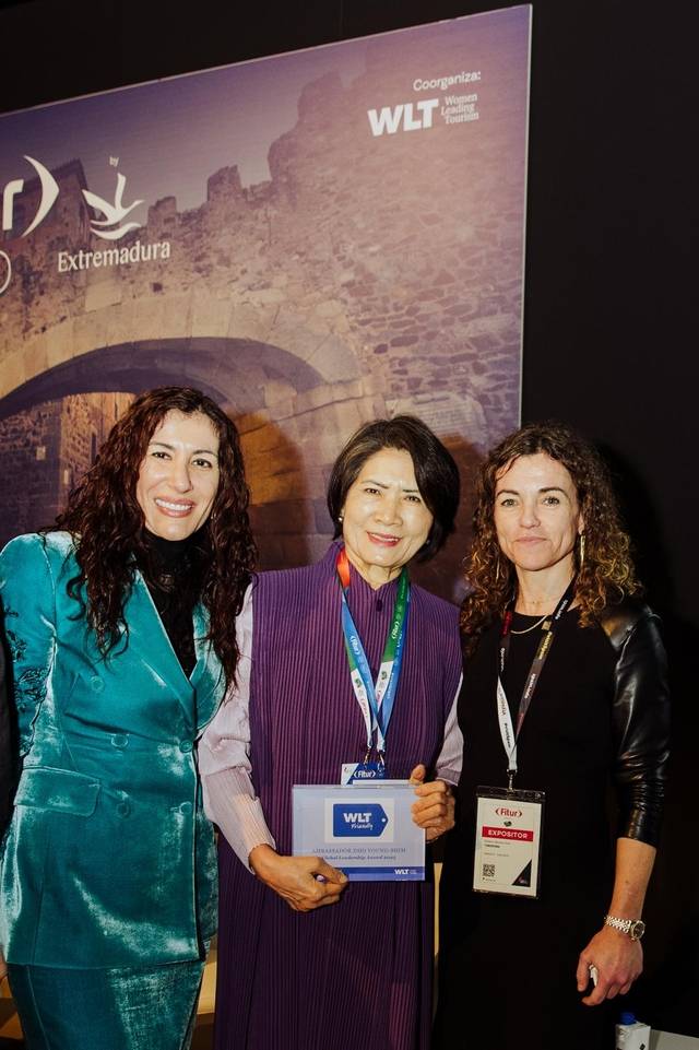 도영심(가운데) 대사가 지난 2월 세계 관광산업을 선도하는 여성 리더에게 수여되는‘Women Leading Tourism(WLT) 글로벌 프리미어 어워드’를 수상했을 때.