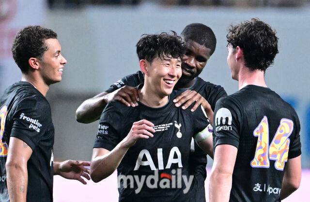 2025년 8월 3일 오후 서울월드컵경기장에서 쿠팡플레이 시리즈 '토트넘 홋스퍼 FC와 뉴캐슬 유나이티드 FC'의 경기가 열렸다.토트넘 케빈 단소가 토트넘에서 마지막 경기를 뛴 손흥민을 축하하고 있다.