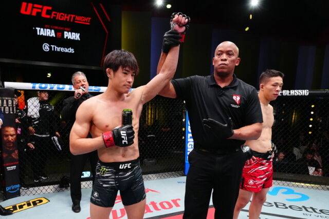 승리를 확정하는 다이라(왼쪽). /UFC 제공
