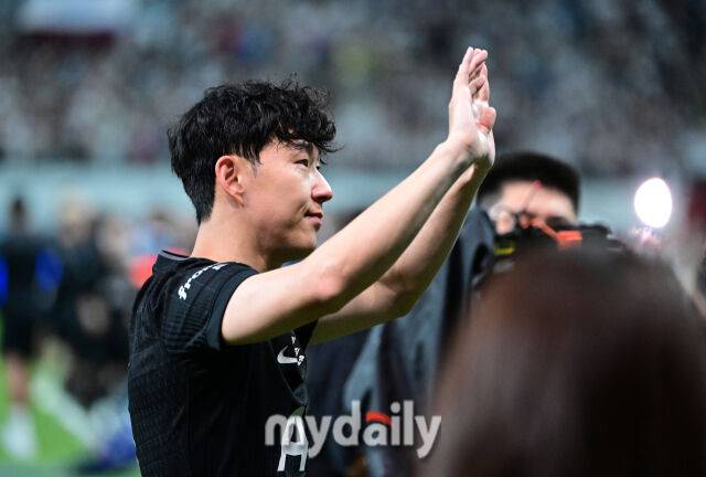 2025년 8월 3일 오후 서울월드컵경기장에서 쿠팡플레이 시리즈 '토트넘 홋스퍼 FC와 뉴캐슬 유나이티드 FC'의 경기가 열렸다.토트넘에서 마지막 경기를 뛴 손흥민이 경기 후 관중들에게 인사하고 있다.