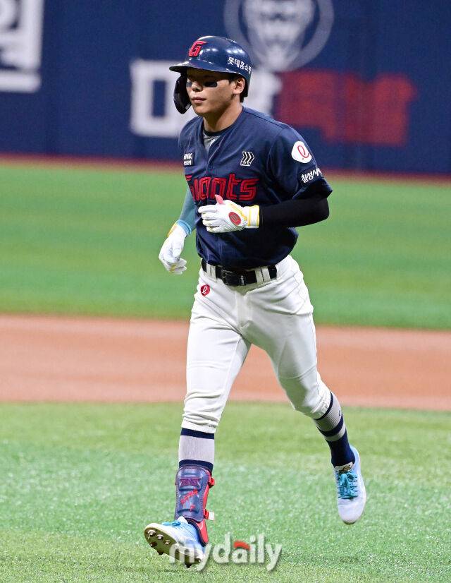 2025년 8월 2일 오후 서울 고척스카이돔에서 열린 '2025 신한 SOL뱅크 KBO 리그' 롯데 자이언츠와 키움 히어로즈의 경기. 롯데 장두성이 1회초 선두타자로 나와 중견수 플라이를 친 뒤 더그아웃으로 들어가고 있다./마이데일리