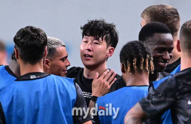 2025년 8월 3일 오후 서울월드컵경기장에서 쿠팡플레이 시리즈 '토트넘 홋스퍼 FC와 뉴캐슬 유나이티드 FC'의 경기가 열렸다.토트넘에서 마지막 경기를 뛴 손흥민이 후반 교체되며 눈물을 참고 있다.