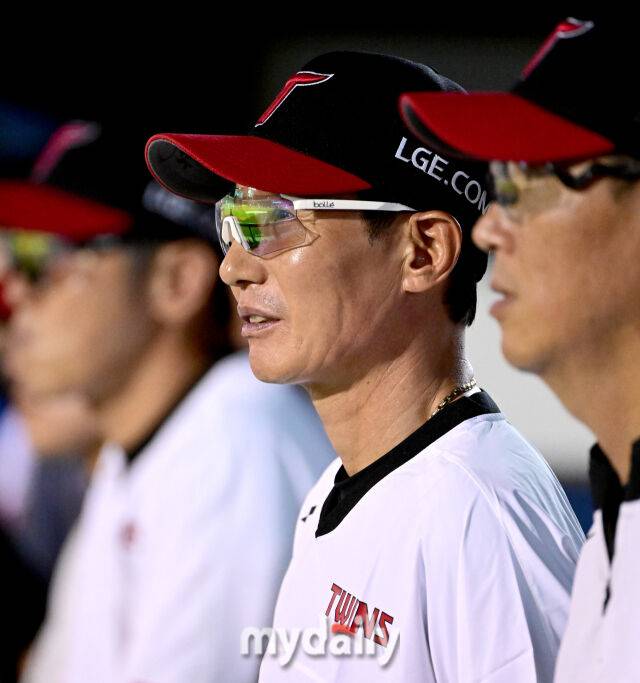 2025년 7월 31일 오후 서울 잠실구장에서 열린 '2025 신한 SOL뱅크 KBO 리그' KT 위즈와 LG 트윈스의 경기. LG 염경엽 감독이 미소짓고 있다./마이데일리