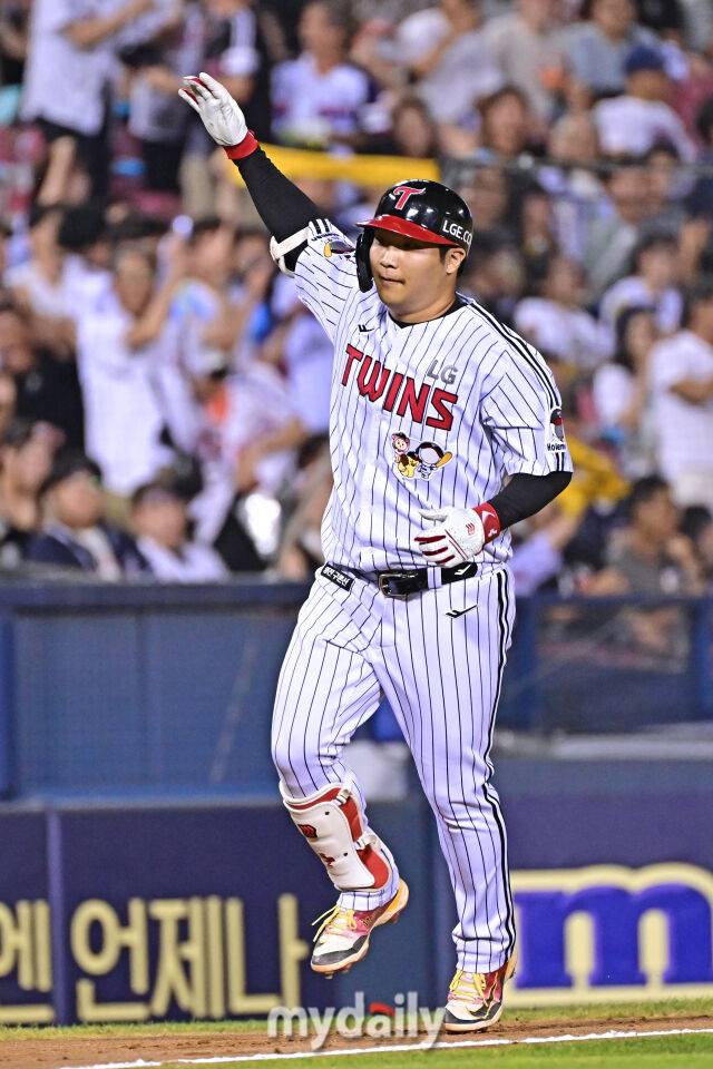 5일 서울 잠실야구장에서 열린 '2025 신한 SOL BANK KBO리그' 두산 베어스와 LG 트윈스 경기. LG 문보경이 7회말 2사 1-2루 네 번째 타석에 역전 쓰리런을 친 후 그라운드를 돌고 있다./잠실=한혁승 기자