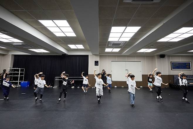 뮤지컬 ‘빌리 엘리어트’ 최종 오디션에서 탭댄스를 선보이고 있는 장면 [신시컴퍼니 제공]