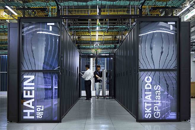 SKT 구성원들이 가산 인공지능 데이터센터(AI DC)에서 B200 구독형 그래픽처리장치(GPUaaS) 준비상황에 대해 점검하고 있다. [SK텔레콤 제공]