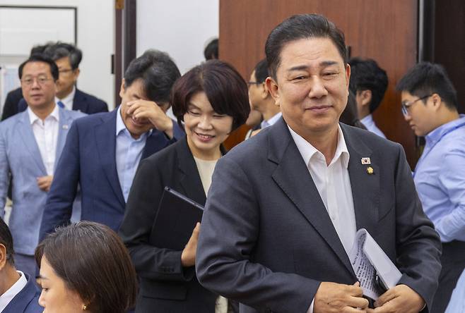 김병기 더불어민주당 원내대표와 한정애 정책위의장이 5일 국회에서 열린 원내대책회의에 입장하고 있다. [연합]