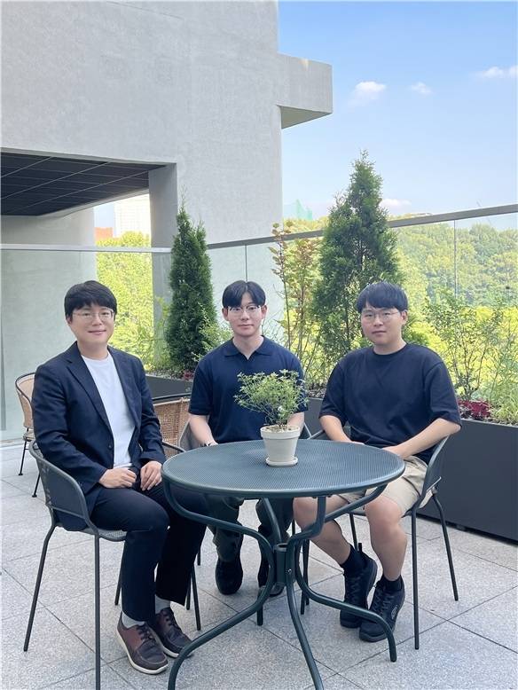 KAIST 김재철AI대학원 신기정(왼쪽부터) 교수, 이규한·이건 석박사통합과정생  [KAIST 제공]
