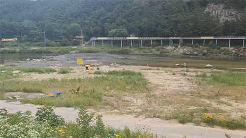 지난달 9일 충남 금산 기러기공원(원골유원지)에서 물놀이를 하다 숨진 20대 4명이 입수한 지점(사진 왼편). 유족 측은 이곳에 사고 발생 나흘이 지나서야 물놀이 금지구역 표지판과 인명구조 장비함이 설치됐다고  주장했다. [유족 제공]