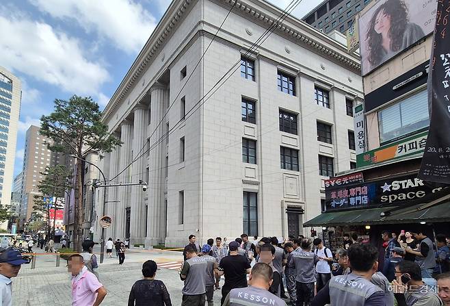 명동 신세계백화점 본점에 폭발물이 설치됐다는 신고가 접수돼 경찰과 소방이 출동했다. 백화점 안에 있던 이용객들은 모두 대피한 상태다. [김도윤 기자]
