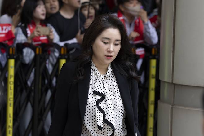 내란 우두머리 혐의, 직권남용 권리행사방해 혐의 사건으로 기소된 윤석열 전 대통령의 변호인단인 김계리 변호사가 지난 5월 19일 오전 서울 서초구 중앙지법으로 이동하고 있다. [사진기자협회]
