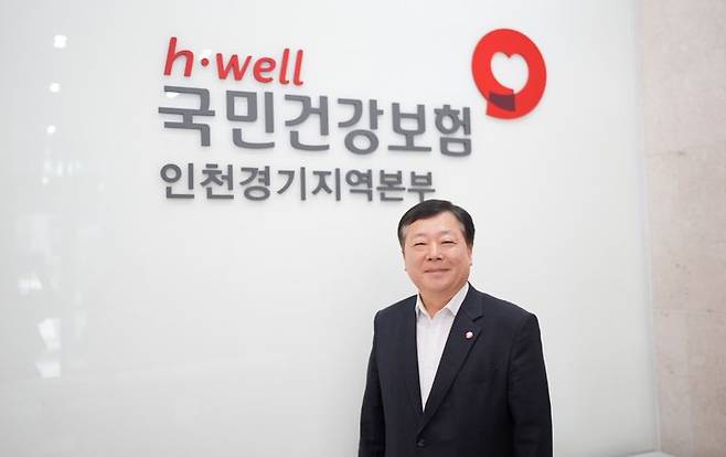 [수원=뉴시스] 박종대 기자 = 윤정욱 국민건강보험공단 인천경기지역본부장이 4일 본부 로비 앞에서 포즈를 취하고 있다. 윤 본부장은 "현장 중심의 경영과 소통으로 국민 건강권을 지키는 든든한 보험공단이 되겠다"고 밝혔다. 2025.08.04. pjd@newsis.com *재판매 및 DB 금지