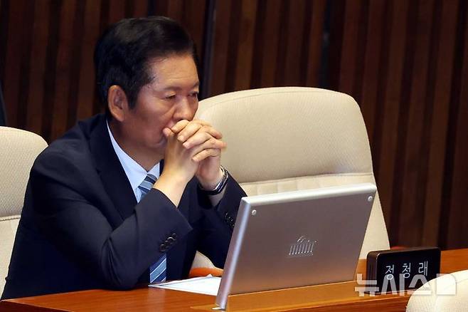 [서울=뉴시스] 조성봉 기자 = 정청래 더불어민주당 대표가 지난 4일 오후 서울 여의도 국회에서 열린 제427회국회(임시회) 제3차 본회의에서 잠시 생각에 잠겨 있다.  2025.08.04. suncho21@newsis.com