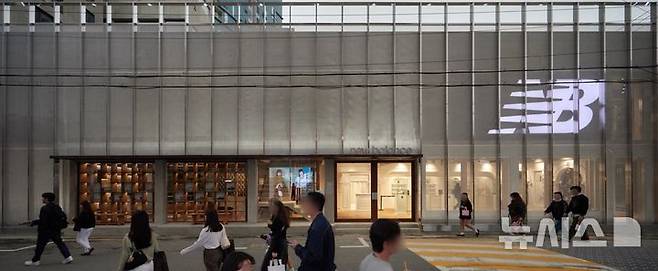 [서울=뉴시스]이랜드 뉴발란스, 성수 플래그십 스토어 (사진=이랜드 제공)photo@newsis.com