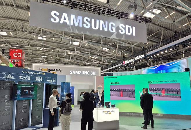 [서울=뉴시스] 홍효식 기자 = 7일 독일 뮌헨 전시컨벤션센터에서 코엑스와 한국배터리산업협회, 코트라가 공동주최해 열린 '인터배터리 유럽 2025' 전시회에서 참관객들이 삼성SDI 부스를 둘러보고 있다. (사진=코엑스 제공) 2025.05.07. photo@newsis.com *재판매 및 DB 금지